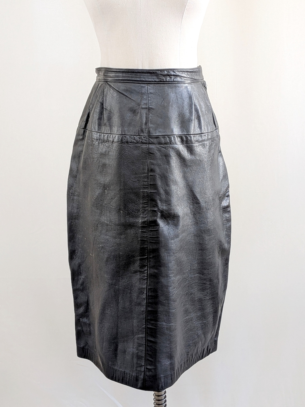 1970s Vintage Bonnie Cashin for Sills Black Midi Pencil Leather Skirt 26 Waist